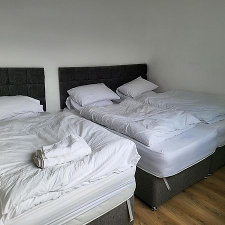 Aspire 1 Bedroom, 3 Single Beds ブリストル エクステリア 写真